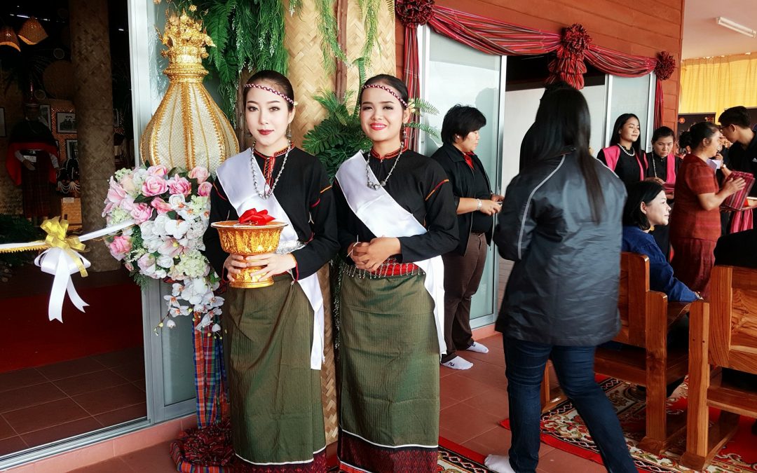 อาจารย์ และนักศึกษา สาขานาฎศิลป์ ร่วมงานพิธีเปิดศูนย์วัฒนธรรมพื้นบ้าน จังหวัดสุรินทร์ กลุ่มชาติพันธุ์ไทยเชื้อสายกูย